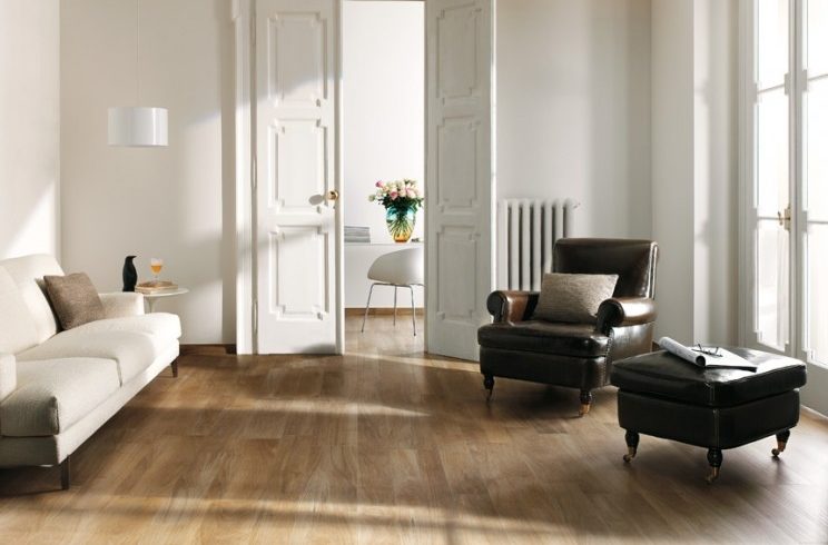 Płytki drewnopodobne – surowy charakter wnętrza