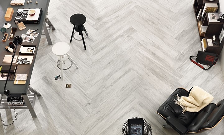 Płytki podłogowe drewnopodobne