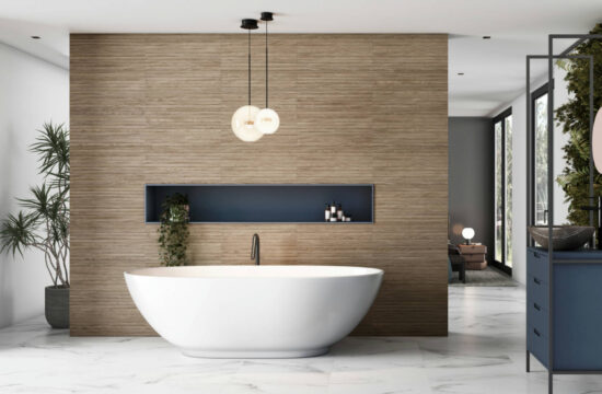 Mała łazienka i płytki drewnopodobne – czy to dobre połączenie